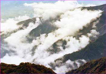 尾根に雲が