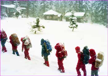 雪降る中の登行