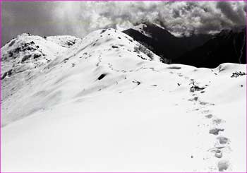 下山の雪尾根