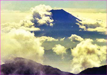 富士山雲かかる