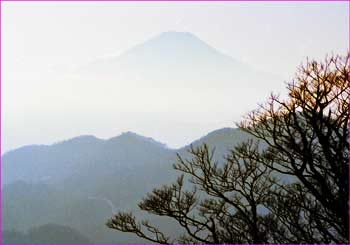 午後の霞む富士