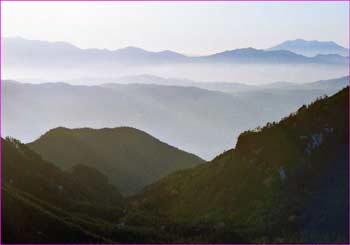 朝靄に御岳見ゆ