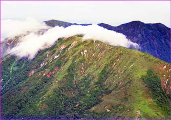 尾根に雲渡る