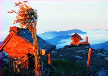 岩菅山頂祠