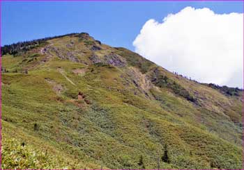 白雲湧く岩菅山