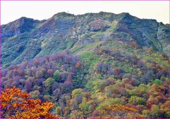 振り返り見る朝日岳