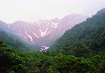 明ける谷川岳