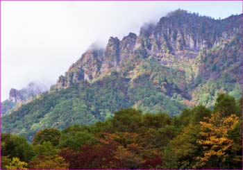 戸隠山雲に