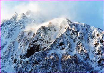 明神岳雪煙