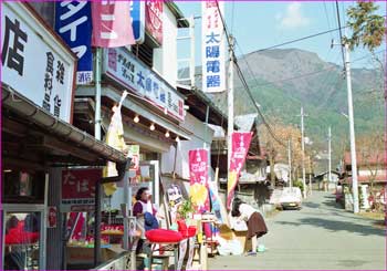 大石の商店街