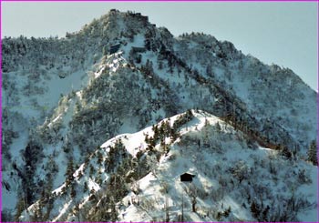 石鎚山への尾根に小屋