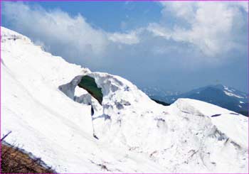 雪渓残骸