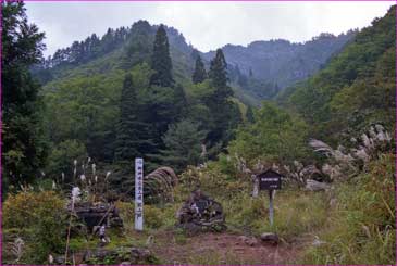 鉱山跡登山口