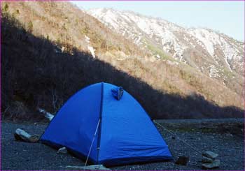 登山口にテントを