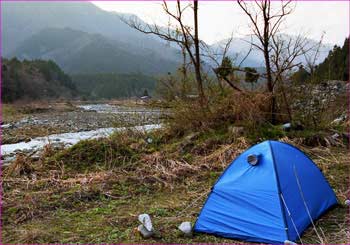 根尾谷河原に幕営