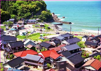 車窓山陰の漁村