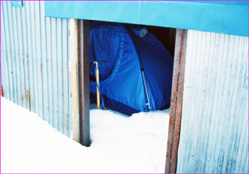 避難小屋で幕営