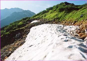 残雪の尾根