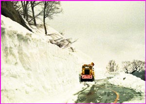 除雪中のスーパ-林道