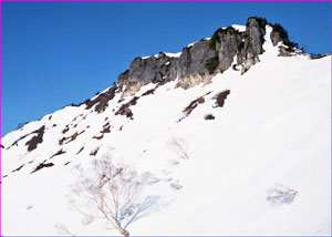 三方岩岳を望む