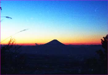 夜明けの富士山