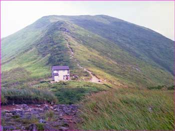 竜門小屋見ゆ