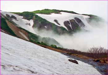 残雪の山