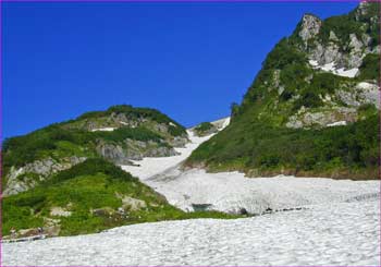 鑓温泉雪渓