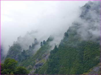 雨に煙る山襞