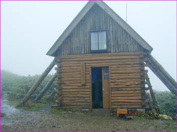 白神岳避難小屋