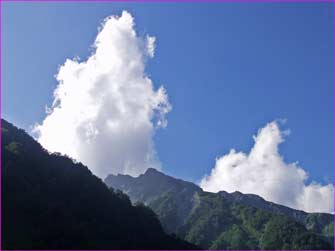 穂高に雲わく