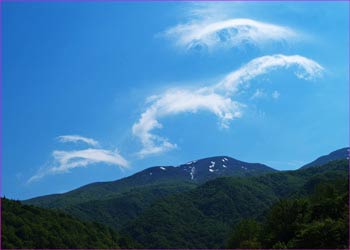 レンズ雲が山の端に