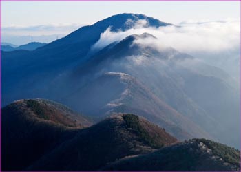 御坂山塊雲ながる