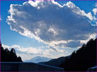 雲が湧いて