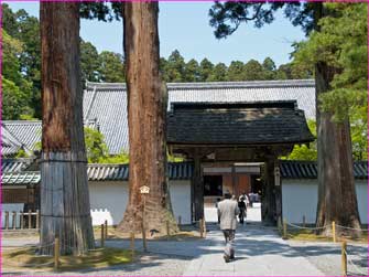 瑞厳寺中門