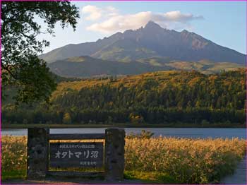 オタトマリ湖から利尻岳