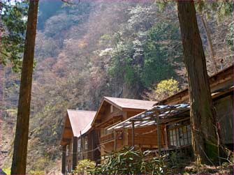 小屋前を