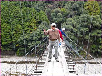 吊橋で