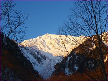 爺ヶ岳明け行く