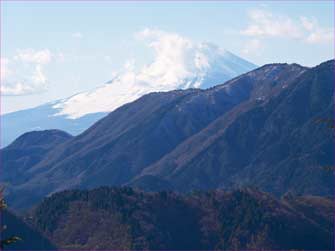 尾根に富士が