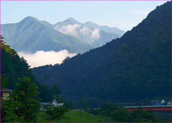 南アルプスの山波へ