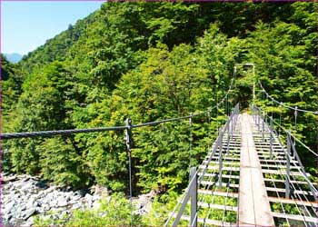 登山口吊り橋