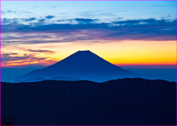 夜明けの富士山