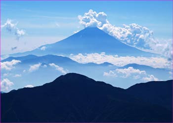 雲わく富士山