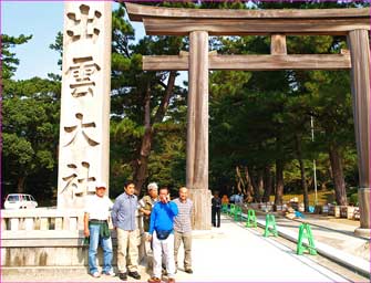 大鳥居前で