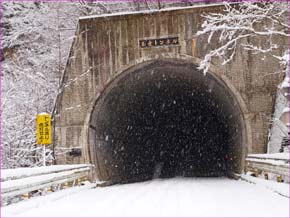 雪降るトンネル