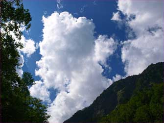 雲湧く