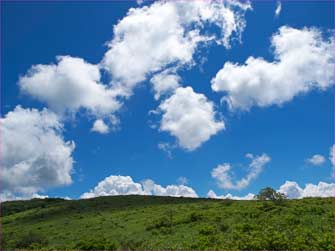 雲湧く