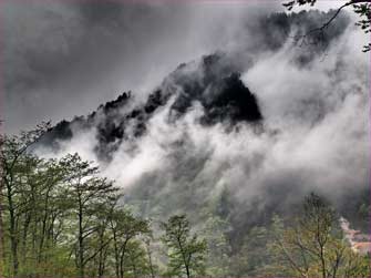 岳に雲が