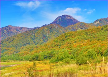 乙見湖から秋の山